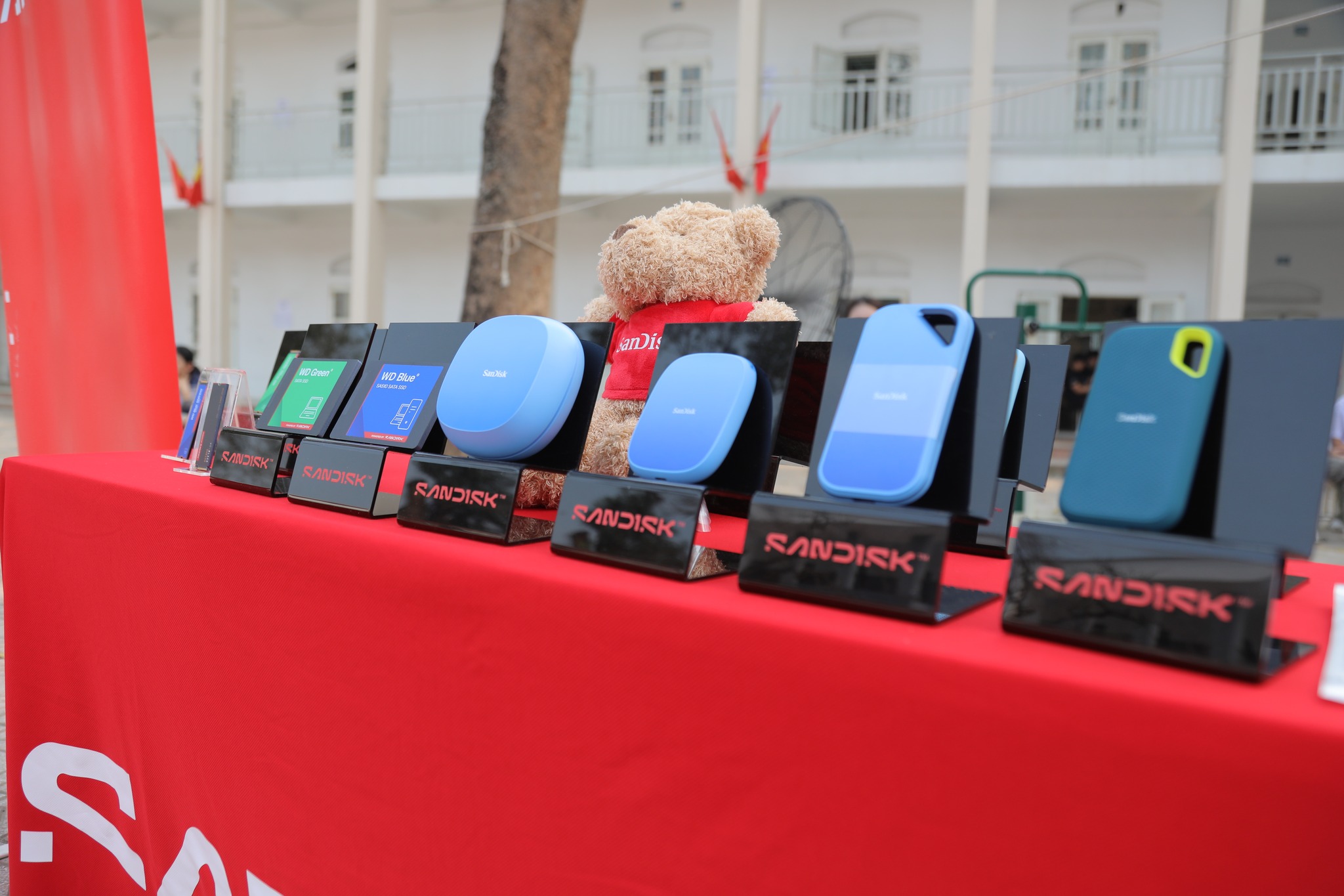 NGUYỄN CÔNG PC ĐỒNG HÀNH CÙNG NGÀY HỘI TƯ VẤN TUYỂN SINH HUCE 2026 TẠI TRƯỜNG THPT KHOÁI CHÂU - HƯNG YÊN