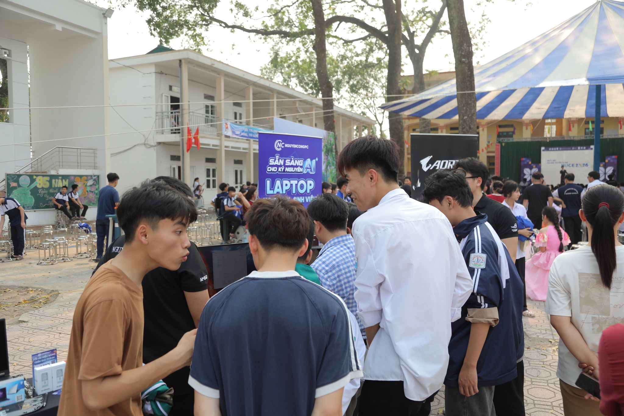 NGUYỄN CÔNG PC x SANDISK ĐỒNG HÀNH CÙNG NGÀY HỘI TƯ VẤN TUYỂN SINH HUCE 2026 TẠI HƯNG YÊN