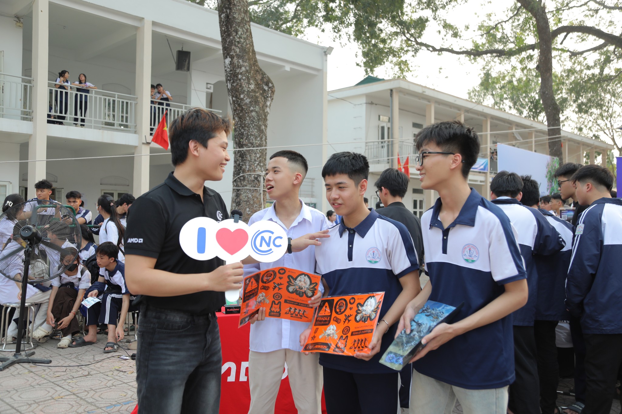 NGUYỄN CÔNG PC ĐỒNG HÀNH CÙNG NGÀY HỘI TƯ VẤN TUYỂN SINH HUCE 2026 TẠI TRƯỜNG THPT KHOÁI CHÂU - HƯNG YÊN