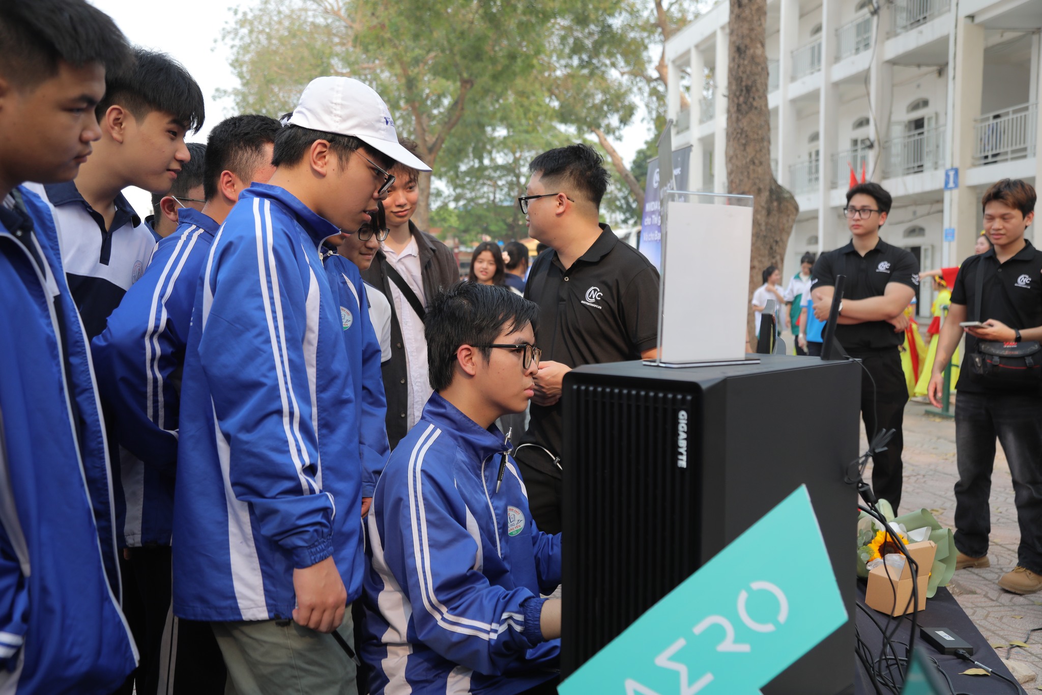 NGUYỄN CÔNG PC x SANDISK ĐỒNG HÀNH CÙNG NGÀY HỘI TƯ VẤN TUYỂN SINH HUCE 2026 TẠI HƯNG YÊN