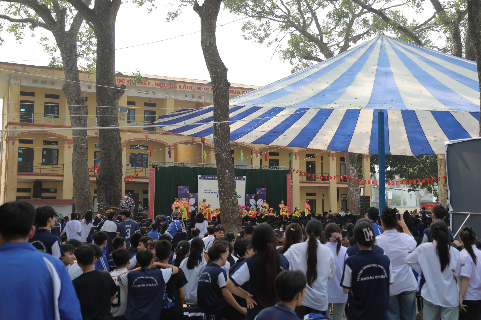 NGUYỄN CÔNG PC ĐỒNG HÀNH CÙNG NGÀY HỘI TƯ VẤN TUYỂN SINH HUCE 2026 TẠI TRƯỜNG THPT KHOÁI CHÂU - HƯNG YÊN