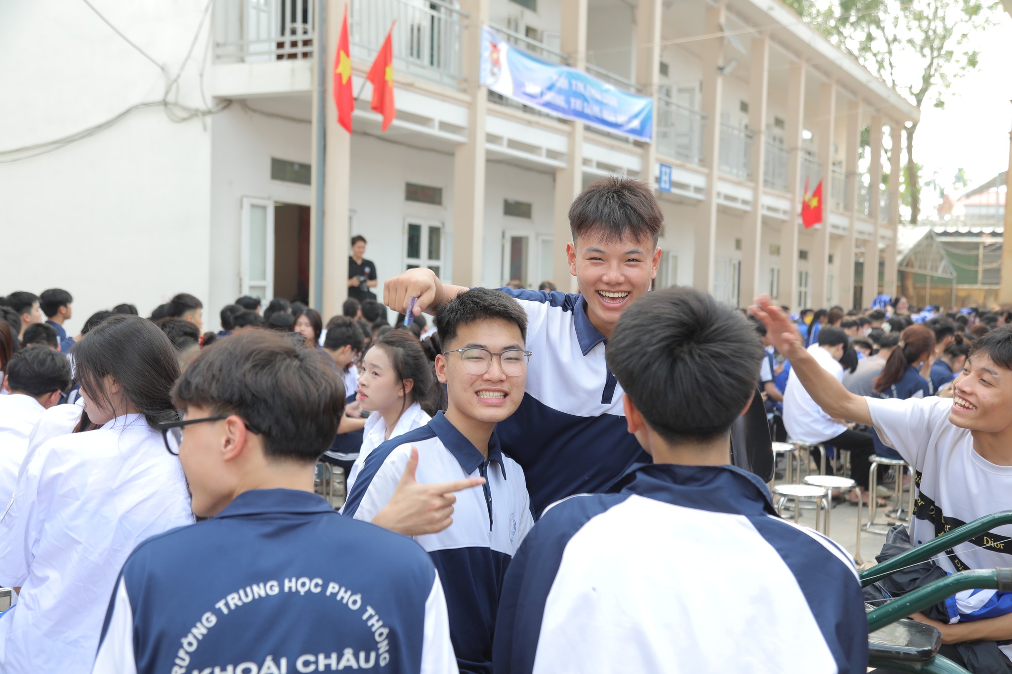 NGUYỄN CÔNG PC ĐỒNG HÀNH CÙNG NGÀY HỘI TƯ VẤN TUYỂN SINH HUCE 2026 TẠI TRƯỜNG THPT KHOÁI CHÂU - HƯNG YÊN