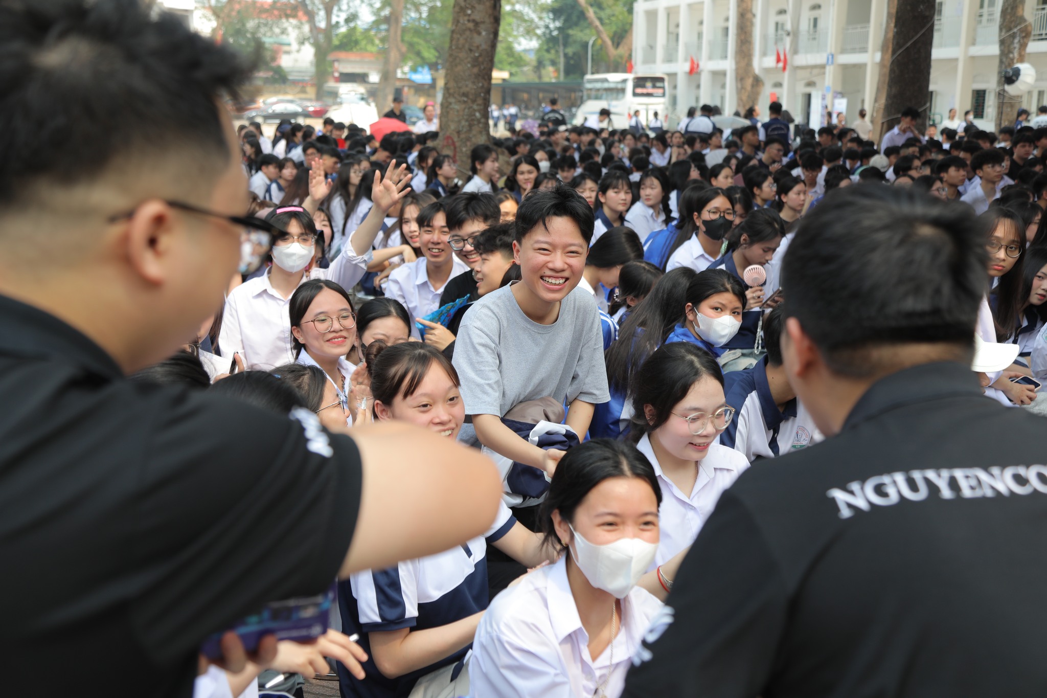 NGUYỄN CÔNG PC ĐỒNG HÀNH CÙNG NGÀY HỘI TƯ VẤN TUYỂN SINH HUCE 2026 TẠI TRƯỜNG THPT KHOÁI CHÂU - HƯNG YÊN