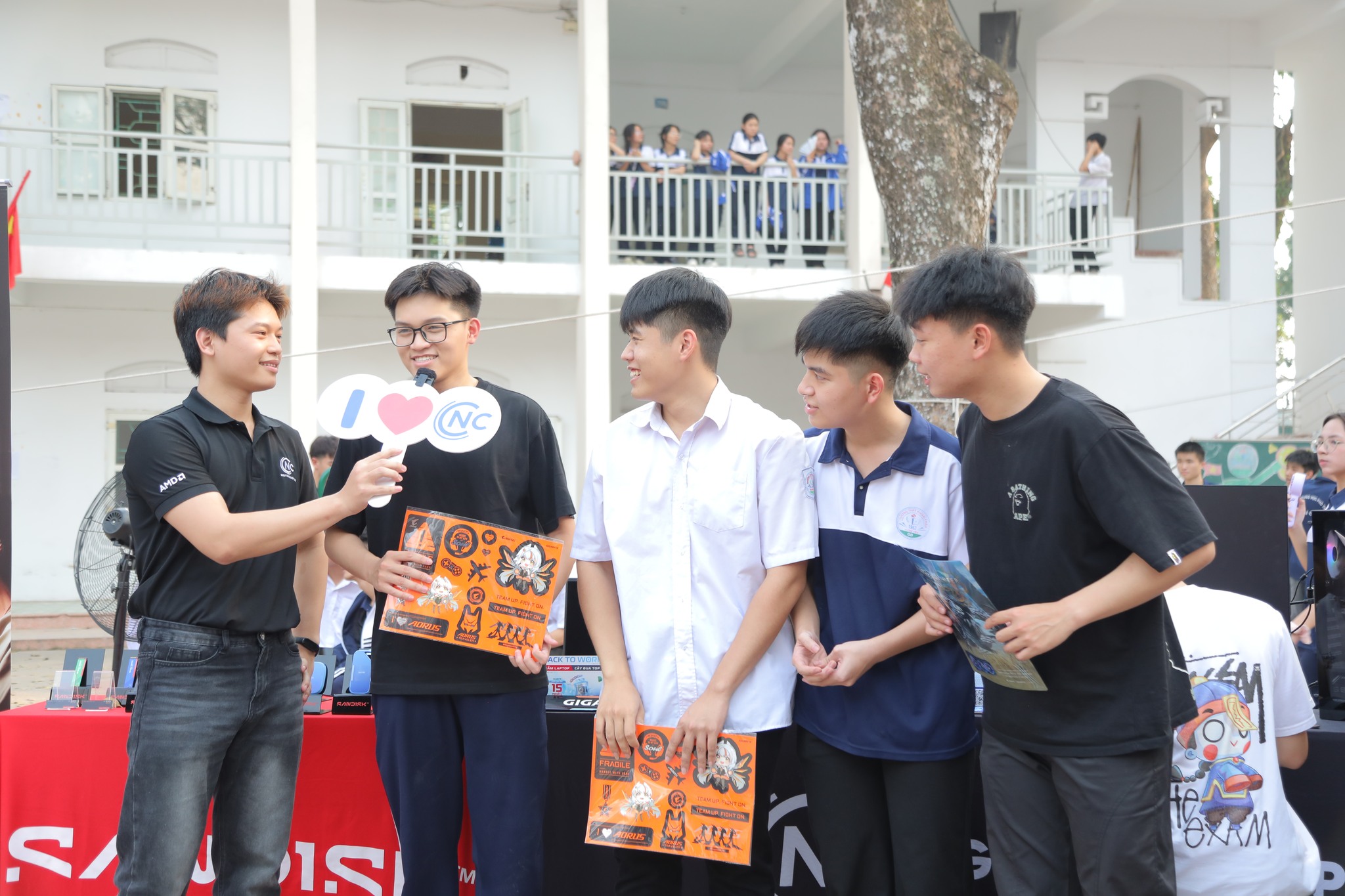 NGUYỄN CÔNG PC ĐỒNG HÀNH CÙNG NGÀY HỘI TƯ VẤN TUYỂN SINH HUCE 2026 TẠI TRƯỜNG THPT KHOÁI CHÂU - HƯNG YÊN