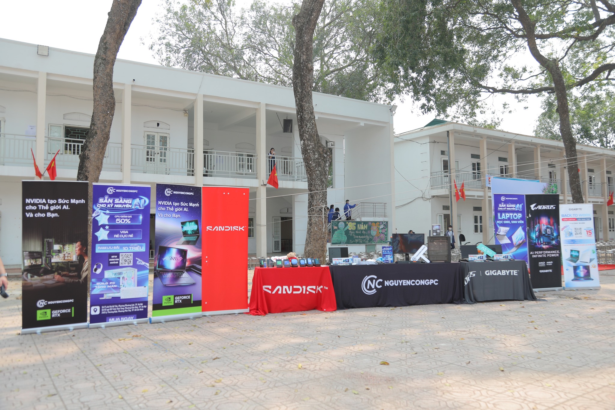 NGUYỄN CÔNG PC ĐỒNG HÀNH CÙNG NGÀY HỘI TƯ VẤN TUYỂN SINH HUCE 2026 TẠI TRƯỜNG THPT KHOÁI CHÂU - HƯNG YÊN