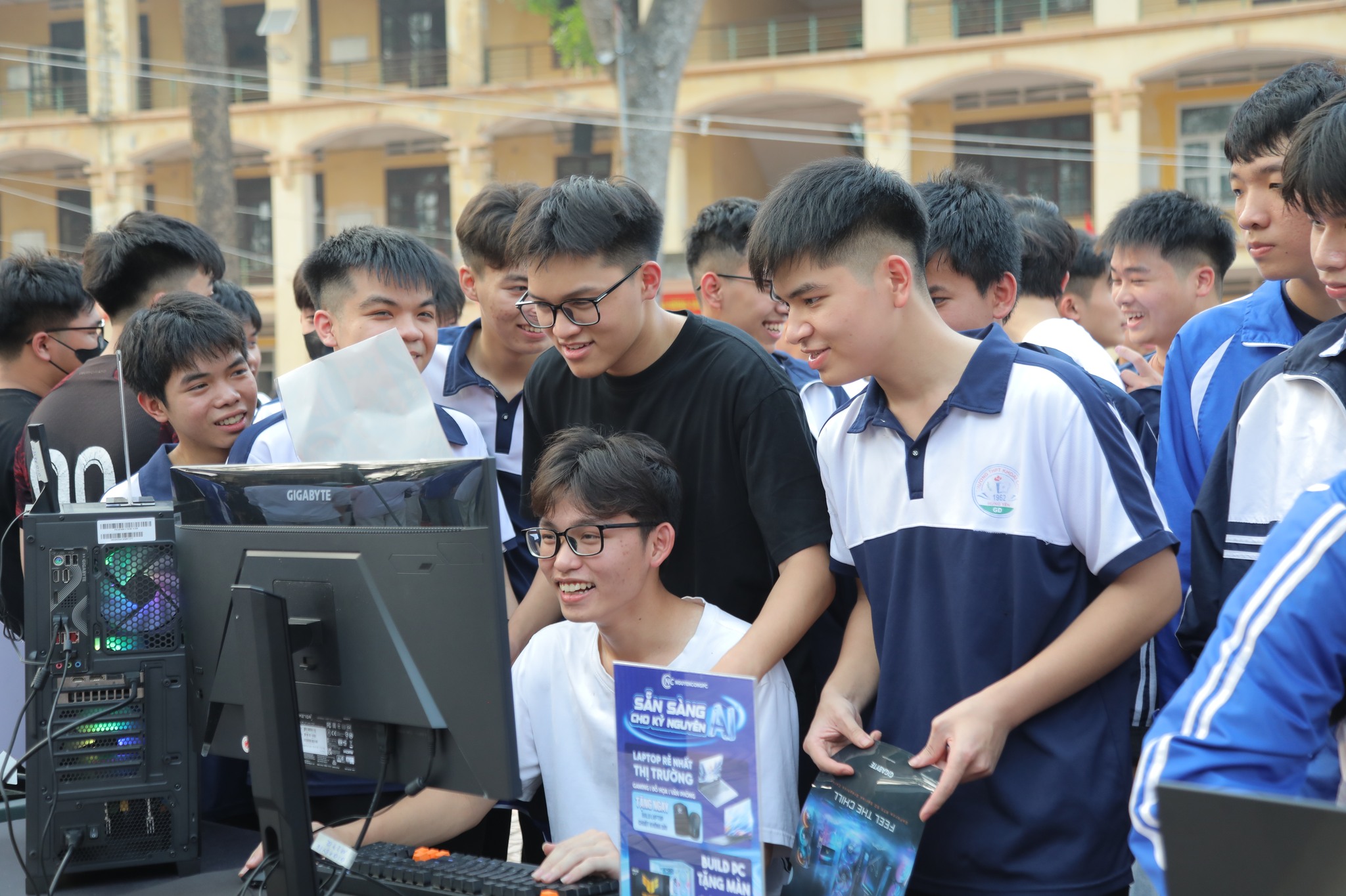 NGUYỄN CÔNG PC x SANDISK ĐỒNG HÀNH CÙNG NGÀY HỘI TƯ VẤN TUYỂN SINH HUCE 2026 TẠI HƯNG YÊN