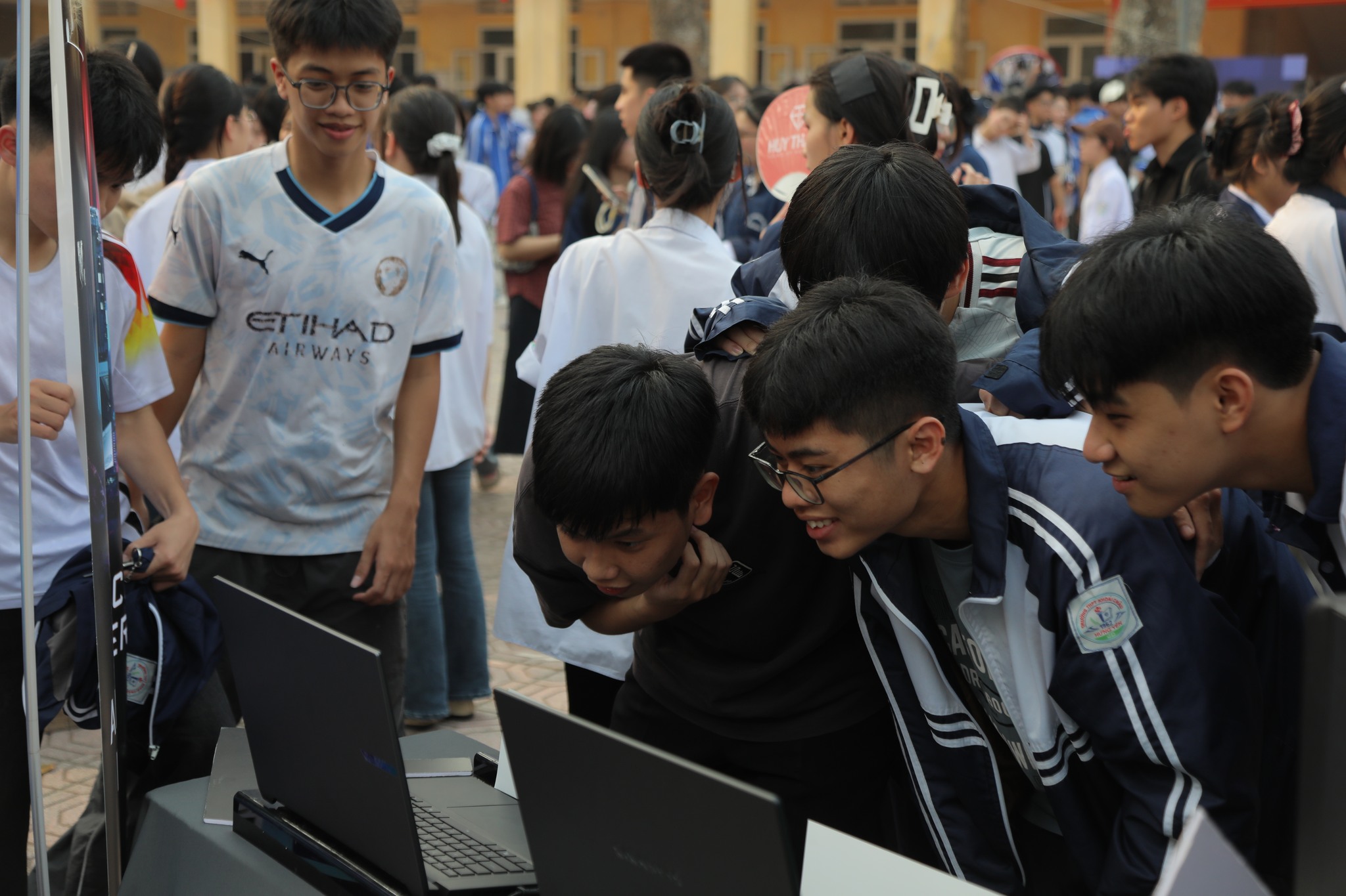 NGUYỄN CÔNG PC ĐỒNG HÀNH CÙNG NGÀY HỘI TƯ VẤN TUYỂN SINH HUCE 2026 TẠI TRƯỜNG THPT KHOÁI CHÂU - HƯNG YÊN