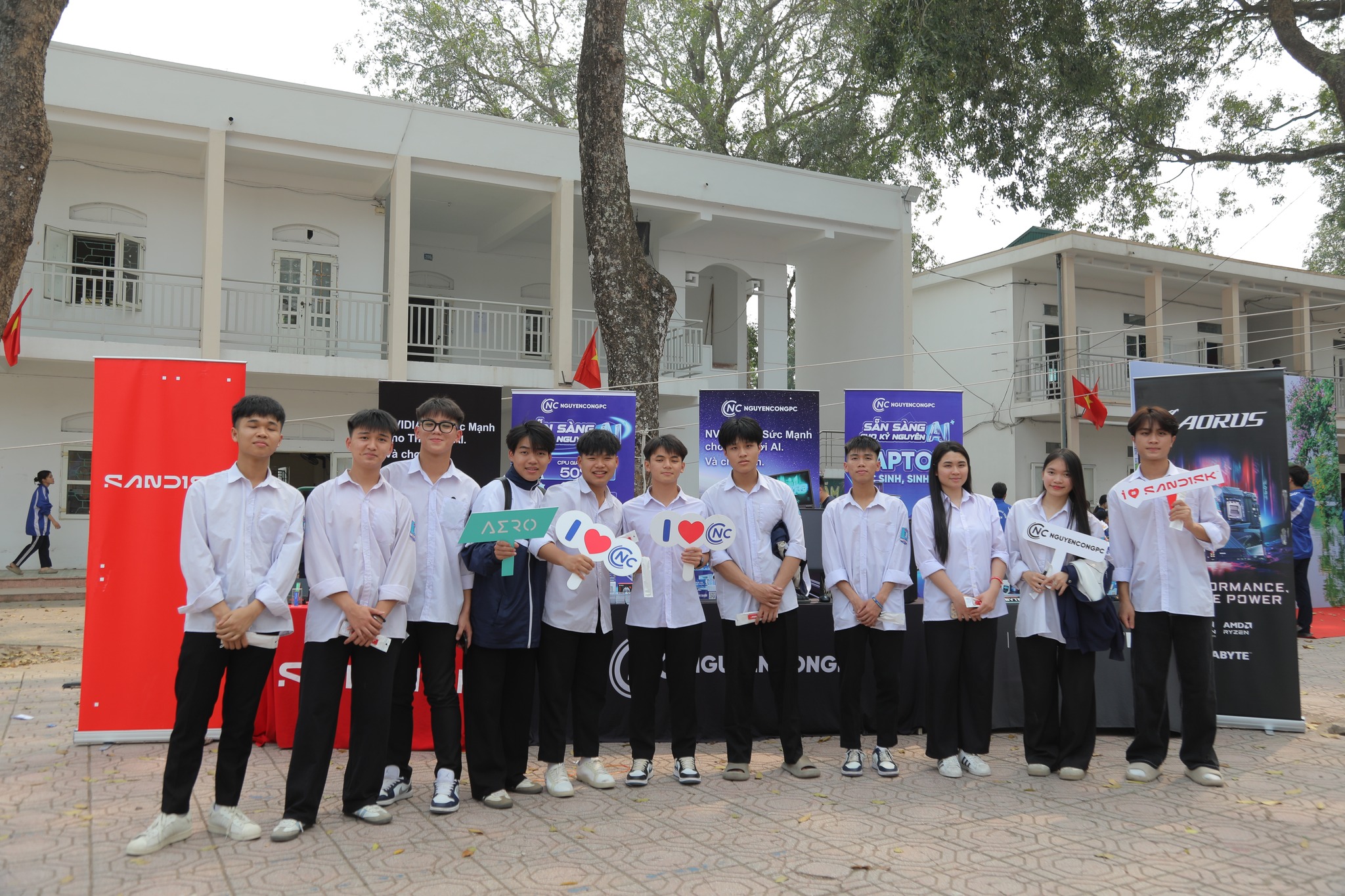 NGUYỄN CÔNG PC x SANDISK ĐỒNG HÀNH CÙNG NGÀY HỘI TƯ VẤN TUYỂN SINH HUCE 2026 TẠI HƯNG YÊN