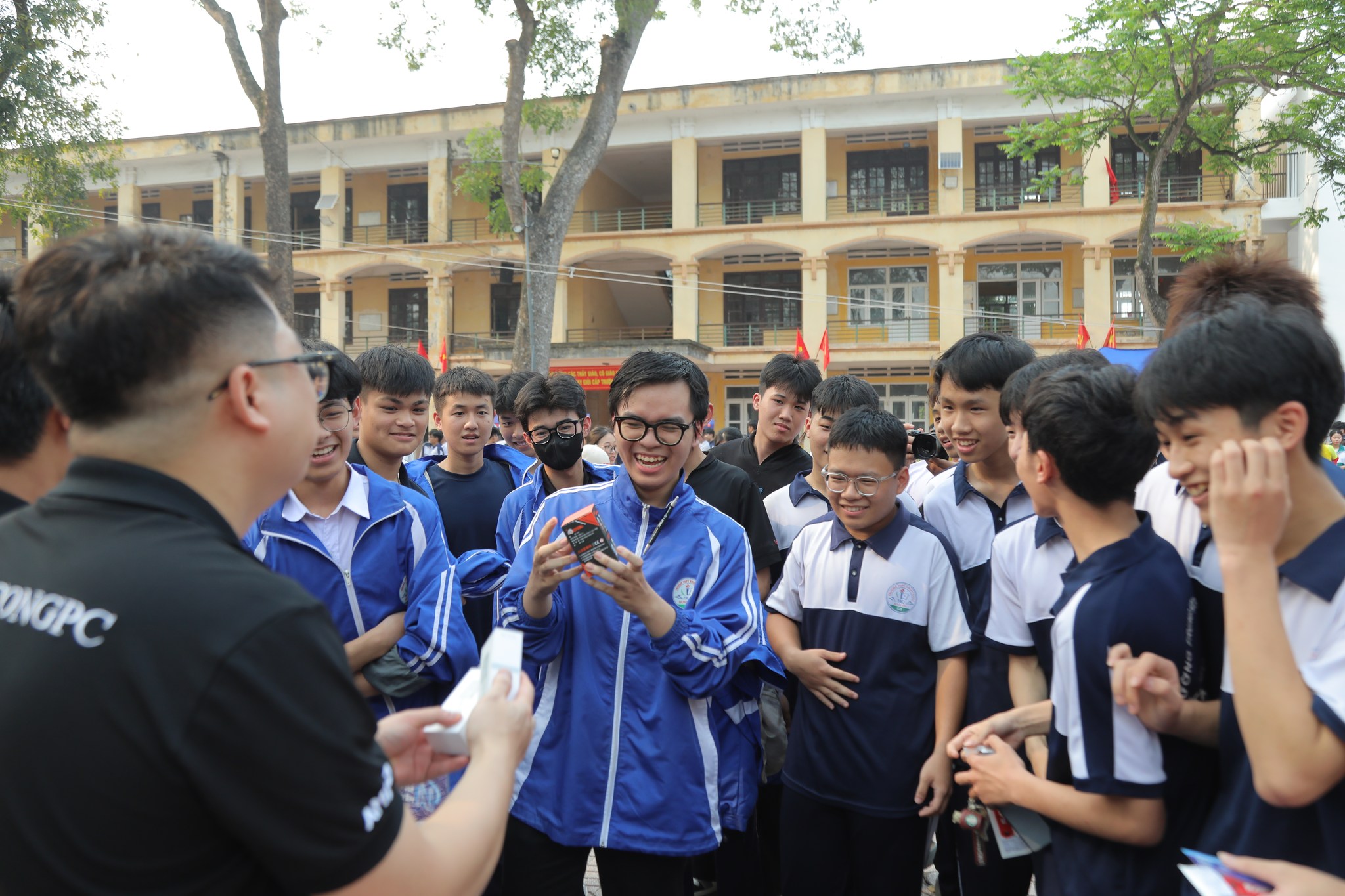 NGUYỄN CÔNG PC x SANDISK ĐỒNG HÀNH CÙNG NGÀY HỘI TƯ VẤN TUYỂN SINH HUCE 2026 TẠI HƯNG YÊN