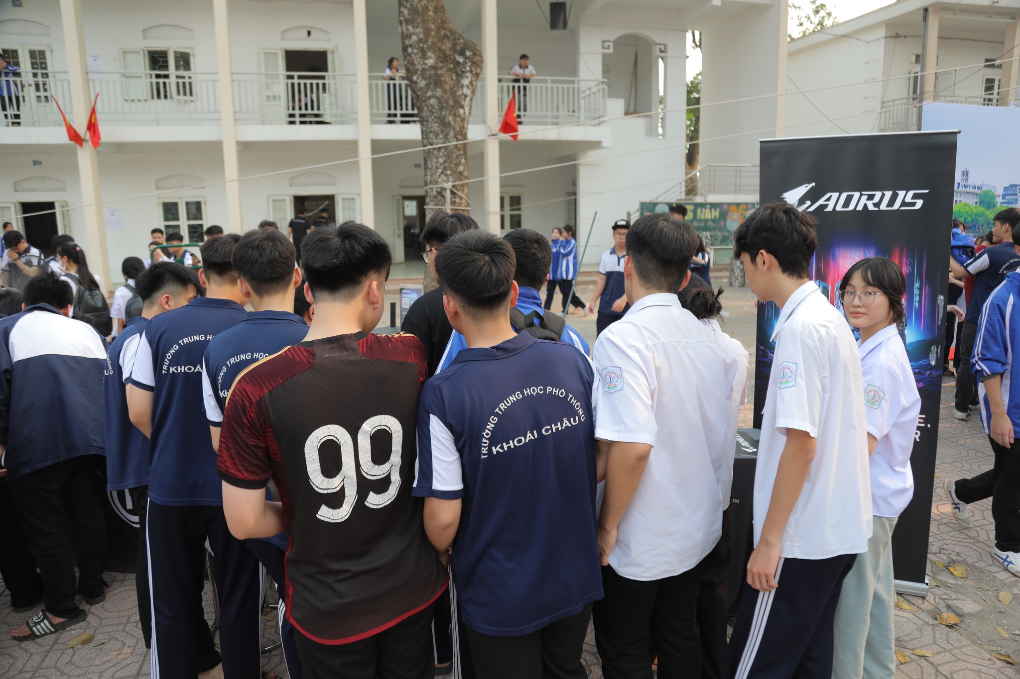 NGUYỄN CÔNG PC x SANDISK ĐỒNG HÀNH CÙNG NGÀY HỘI TƯ VẤN TUYỂN SINH HUCE 2026 TẠI HƯNG YÊN