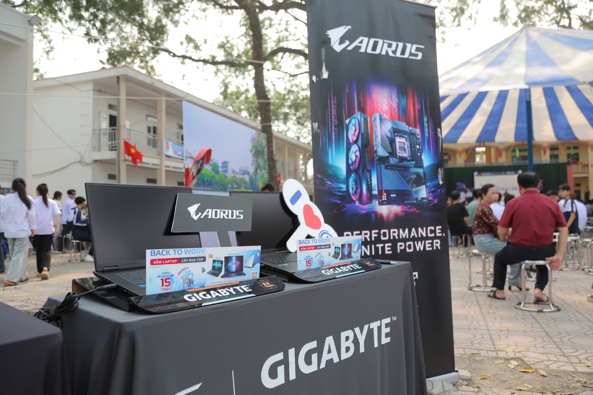 NGUYỄN CÔNG PC ĐỒNG HÀNH CÙNG NGÀY HỘI TƯ VẤN TUYỂN SINH HUCE 2026 TẠI TRƯỜNG THPT KHOÁI CHÂU - HƯNG YÊN