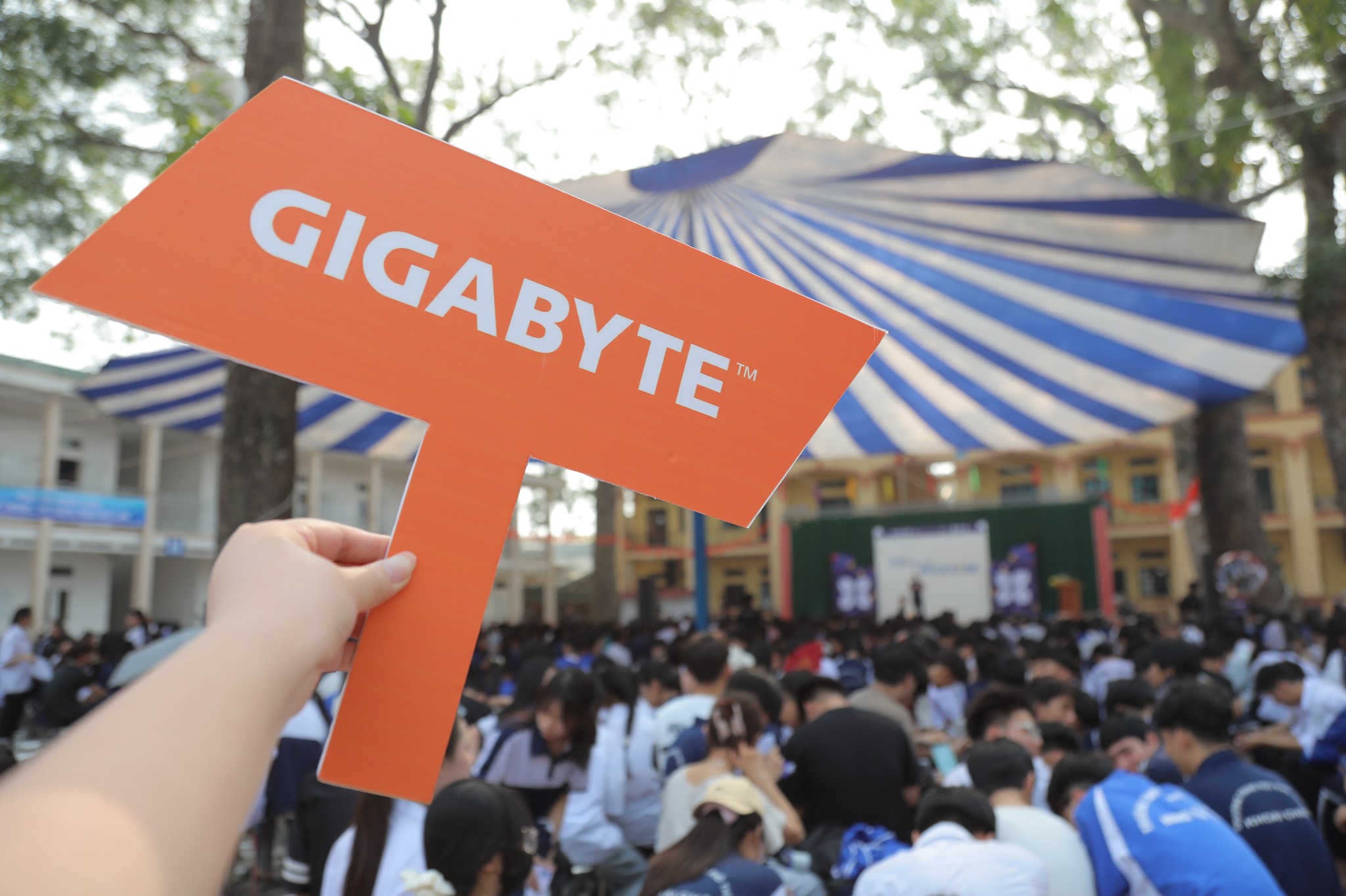 NGUYỄN CÔNG PC ĐỒNG HÀNH CÙNG NGÀY HỘI TƯ VẤN TUYỂN SINH HUCE 2026 TẠI TRƯỜNG THPT KHOÁI CHÂU - HƯNG YÊN