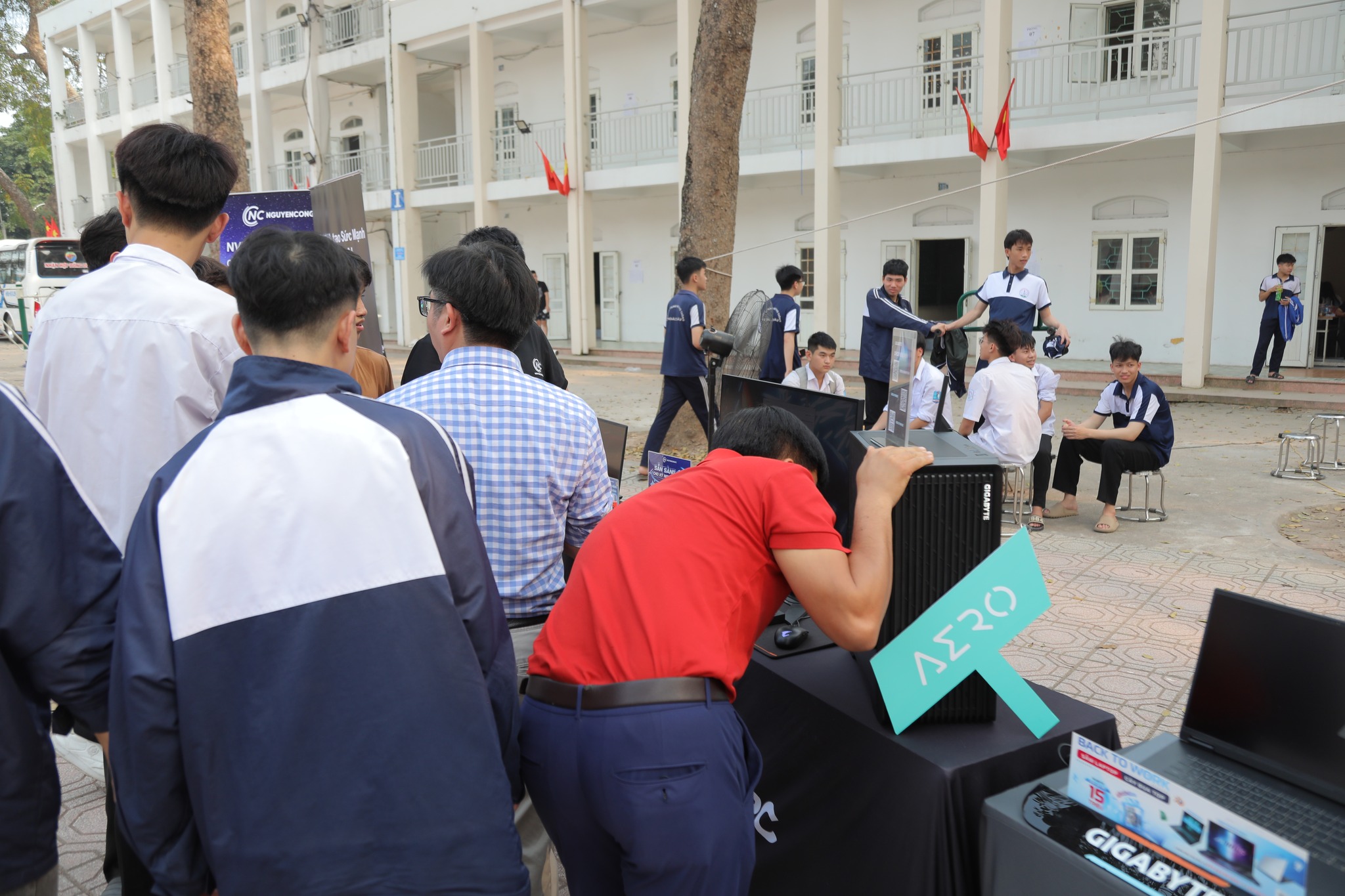 NGUYỄN CÔNG PC x SANDISK ĐỒNG HÀNH CÙNG NGÀY HỘI TƯ VẤN TUYỂN SINH HUCE 2026 TẠI HƯNG YÊN