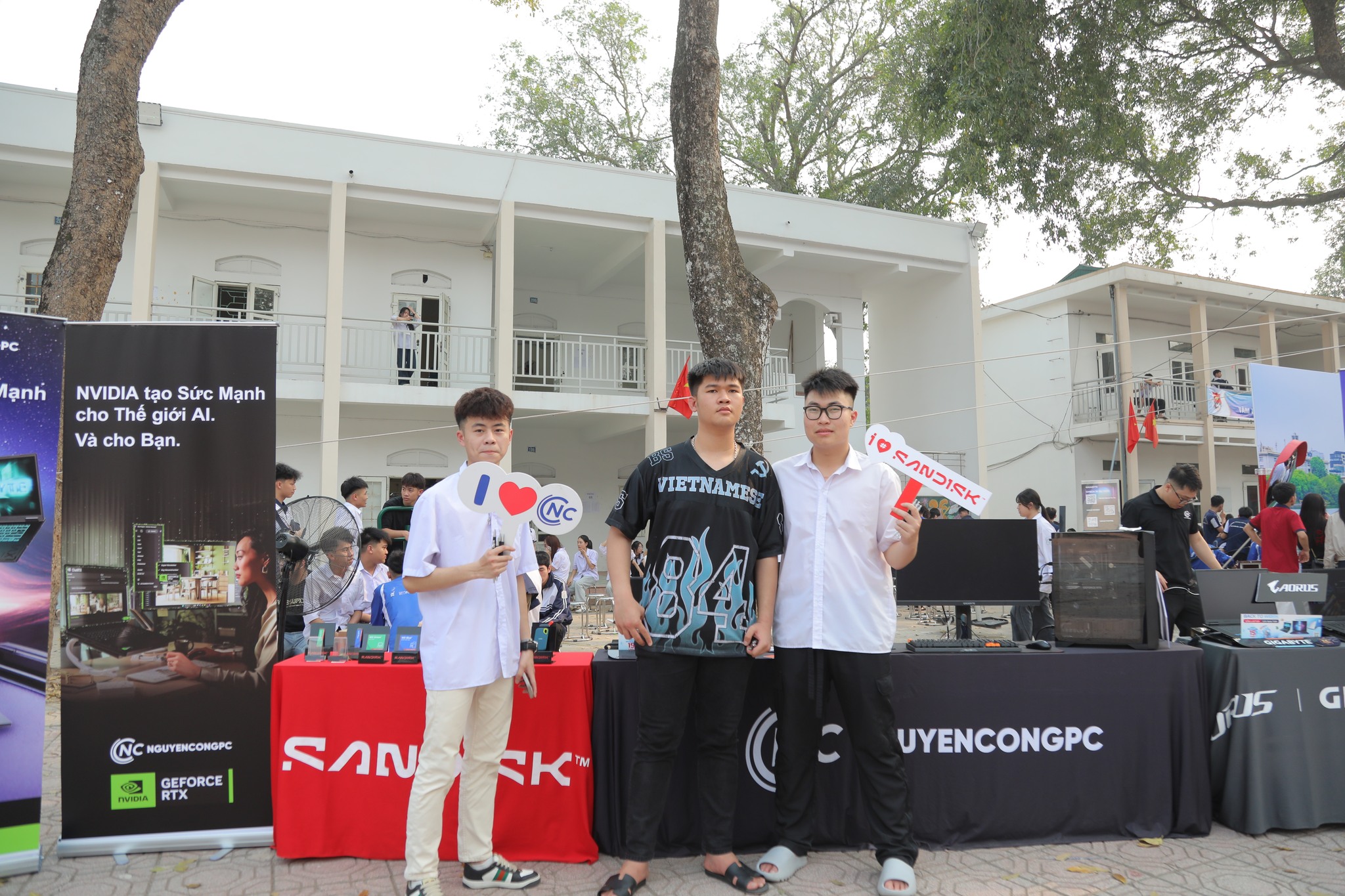 NGUYỄN CÔNG PC x SANDISK ĐỒNG HÀNH CÙNG NGÀY HỘI TƯ VẤN TUYỂN SINH HUCE 2026 TẠI HƯNG YÊN