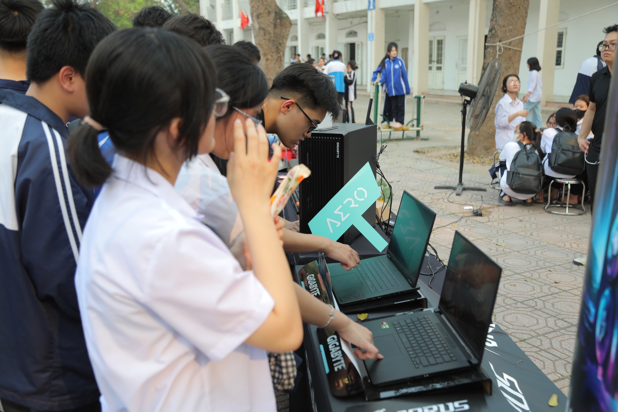 NGUYỄN CÔNG PC ĐỒNG HÀNH CÙNG NGÀY HỘI TƯ VẤN TUYỂN SINH HUCE 2026 TẠI TRƯỜNG THPT KHOÁI CHÂU - HƯNG YÊN