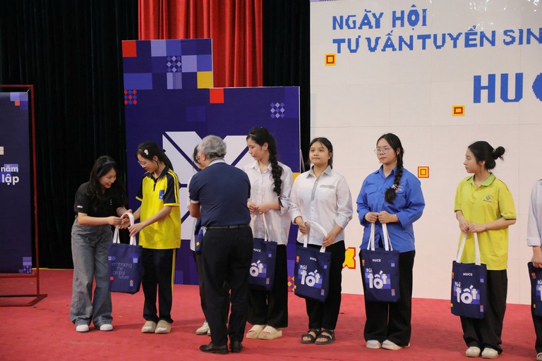 Tiếp Lửa Đam Mê Công Nghệ Tại Điểm Cuối Chuỗi Ngày Hội Tư Vấn Tuyển Sinh HUCE 2026