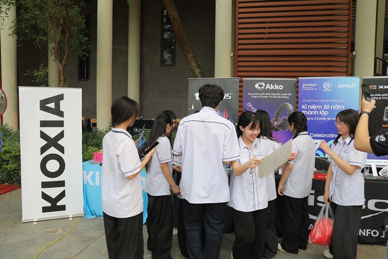 Tiếp Lửa Đam Mê Công Nghệ Tại Điểm Cuối Chuỗi Ngày Hội Tư Vấn Tuyển Sinh HUCE 2026