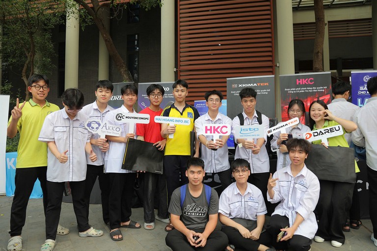 Tiếp Lửa Đam Mê Công Nghệ Tại Điểm Cuối Chuỗi Ngày Hội Tư Vấn Tuyển Sinh HUCE 2026