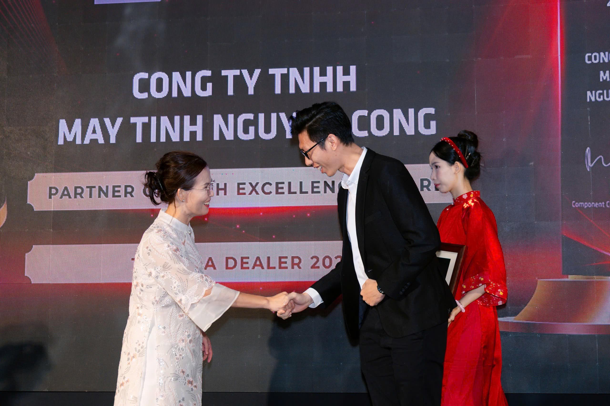 NGUYỄN CÔNG PC VINH DỰ NHẬN 2 GIẢI THƯỞNG TẠI AMD AWARD NIGHT 2025