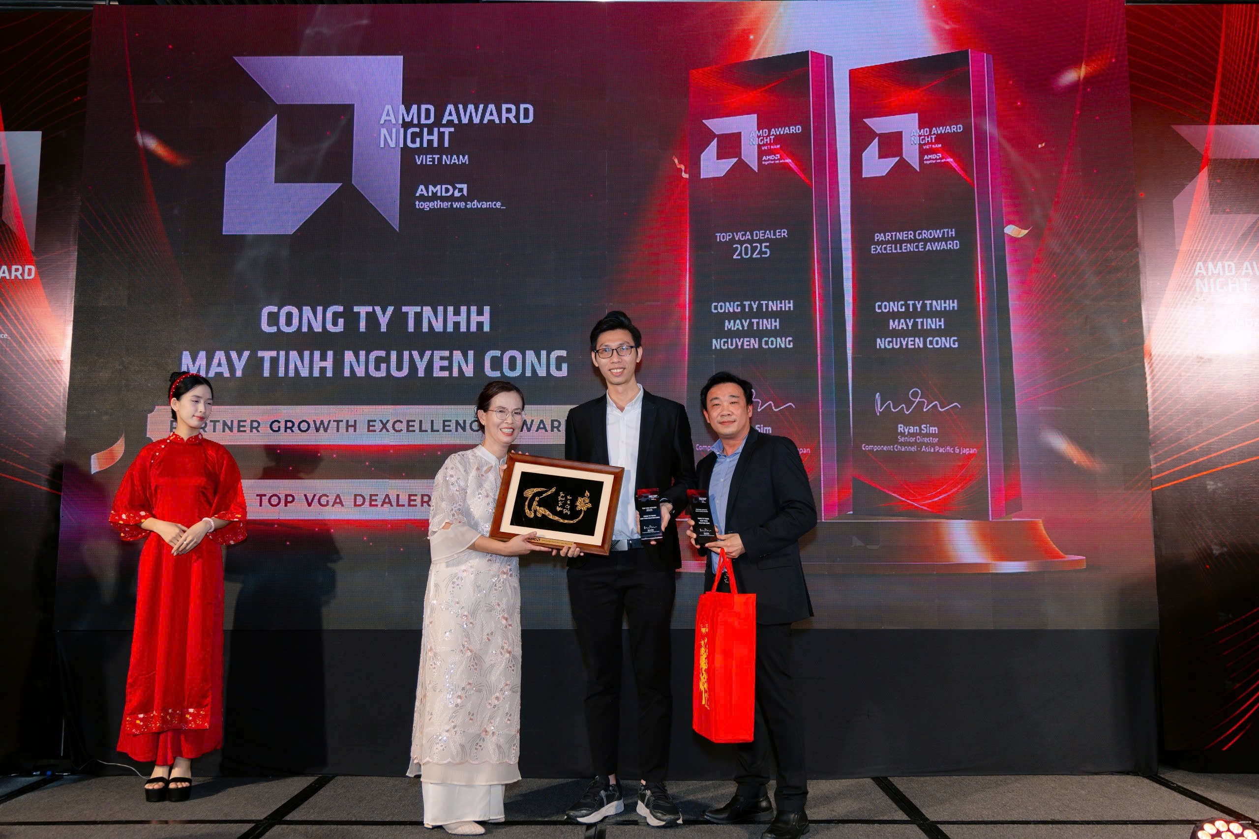 NGUYỄN CÔNG PC VINH DỰ NHẬN 2 GIẢI THƯỞNG TẠI AMD AWARD NIGHT 2025