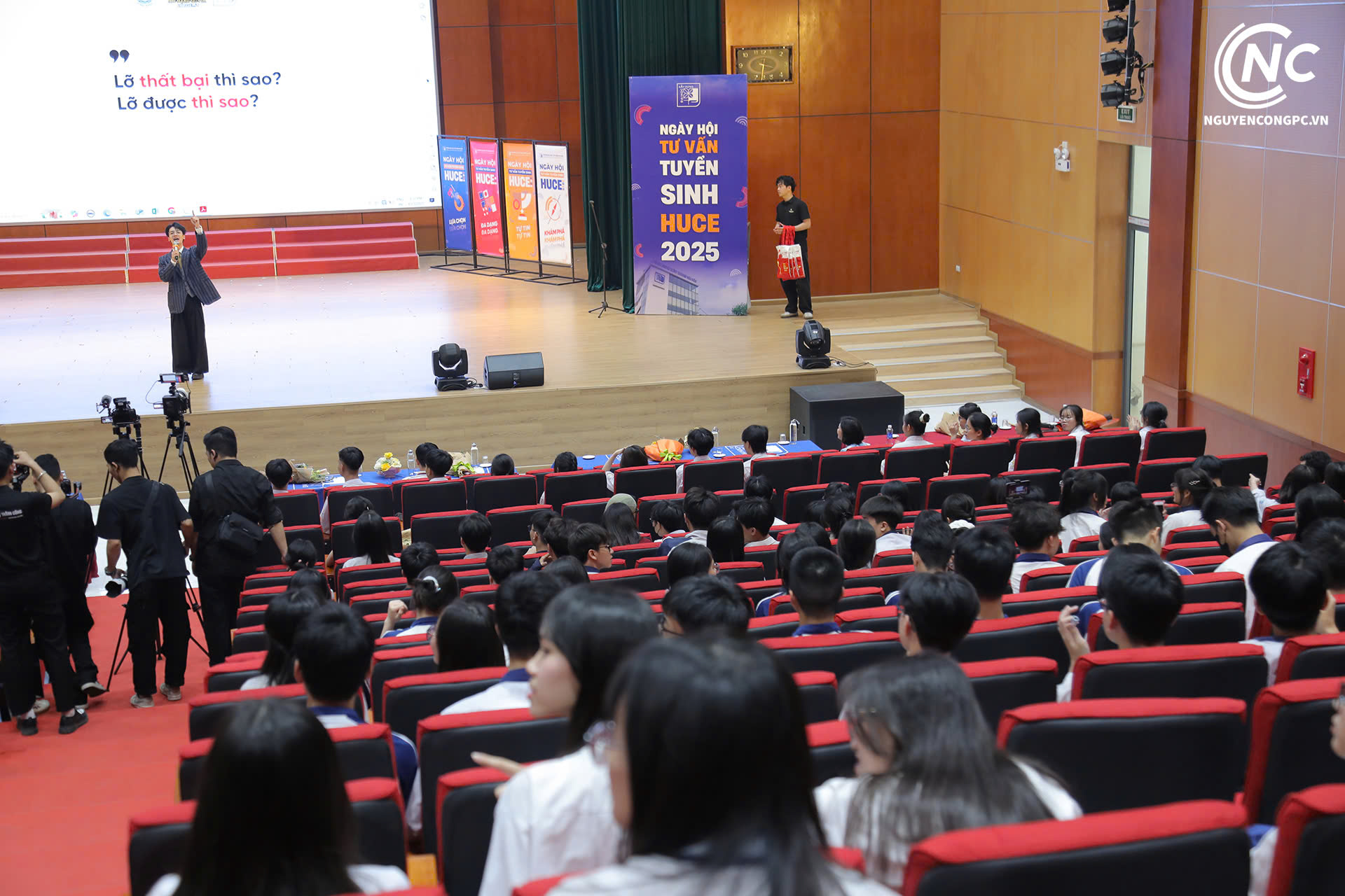 Tưng bừng ngày hội tư vấn tuyển sinh tại Trường THPT chuyên Vĩnh Phúc