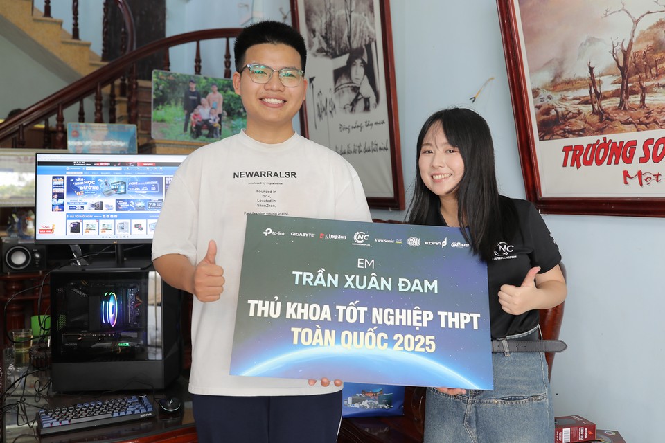 Nguyễn Công PC chúc mừng Trần Xuân Đam với thành tích thủ khoa kỳ thi tốt nghiệp THPT 2025