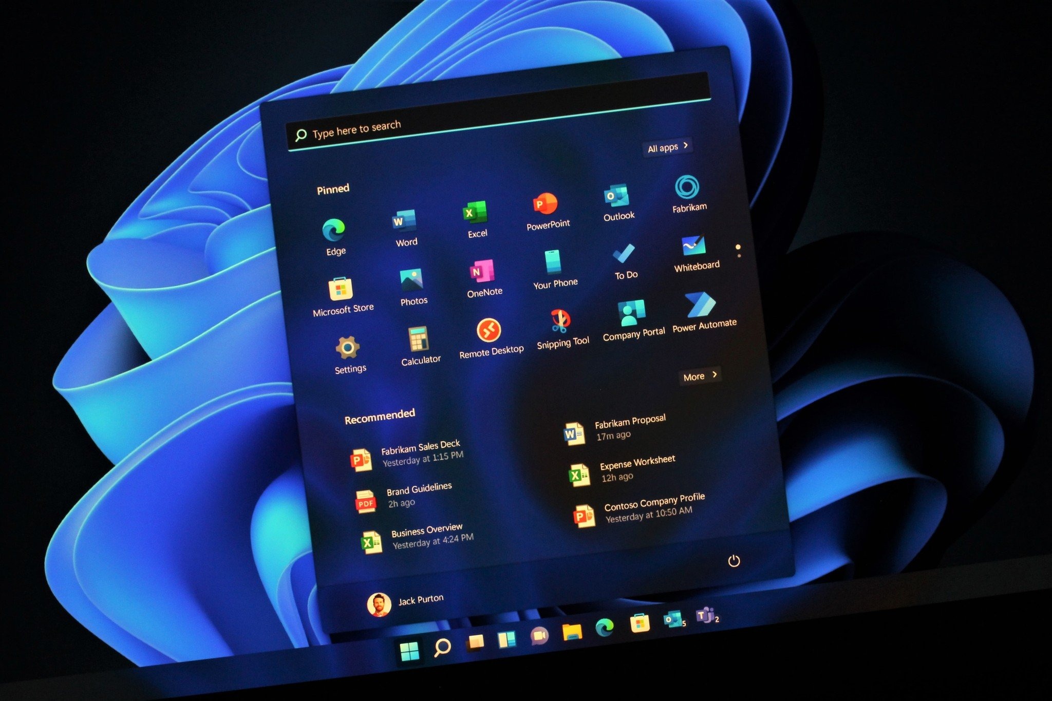 Windows 10 chính thức ngừng hoạt động, người dùng cần làm gì để giữ máy tính an toàn?