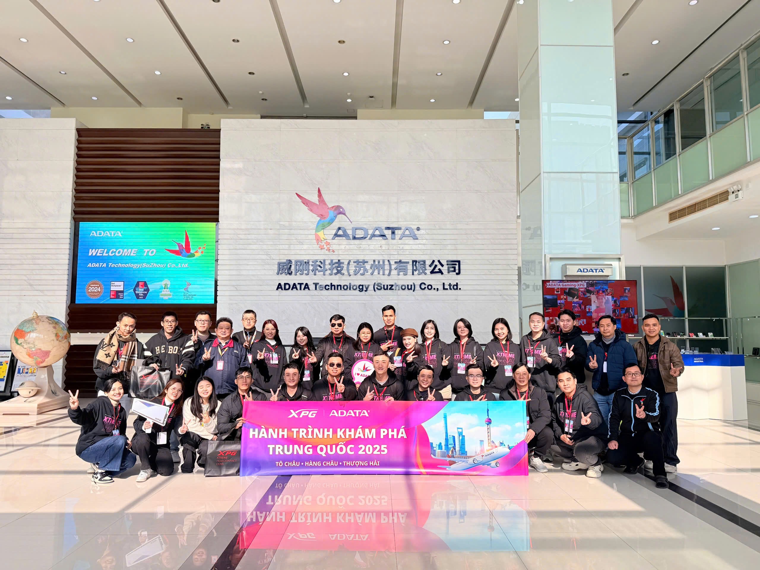 MÁY TÍNH NGUYỄN CÔNG NHẬN GIẢI THƯỞNG THE SIGNATURE PARTNER 2025 CỦA HÃNG ADATA TẠI TÔ CHÂU, TRUNG QUỐC