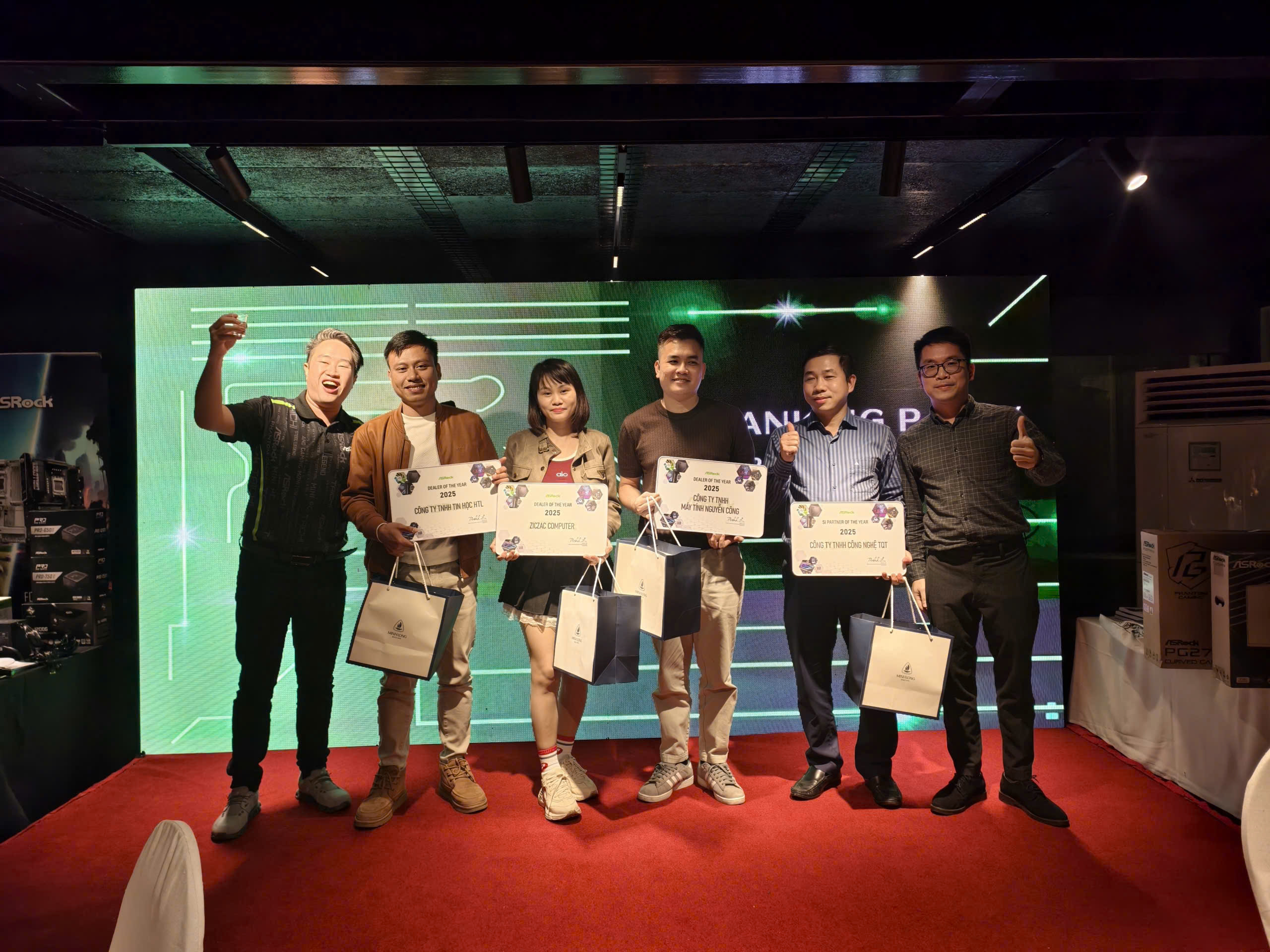 Nguyễn Công PC vinh dự nhận giải thưởng Dealer Of The Year từ Asrock