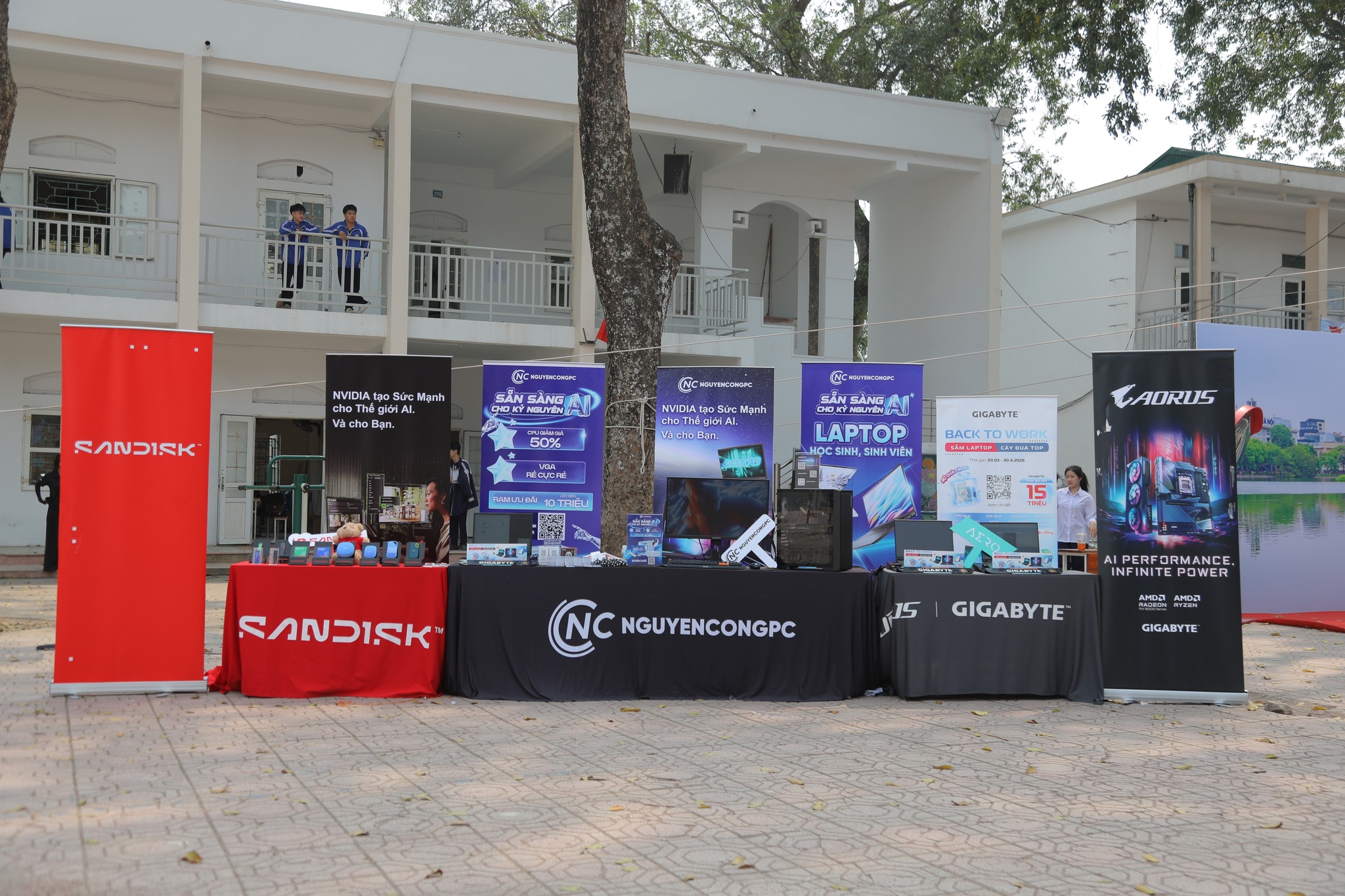 NGUYỄN CÔNG PC ĐỒNG HÀNH CÙNG NGÀY HỘI TƯ VẤN TUYỂN SINH HUCE 2026 TẠI TRƯỜNG THPT KHOÁI CHÂU - HƯNG YÊN