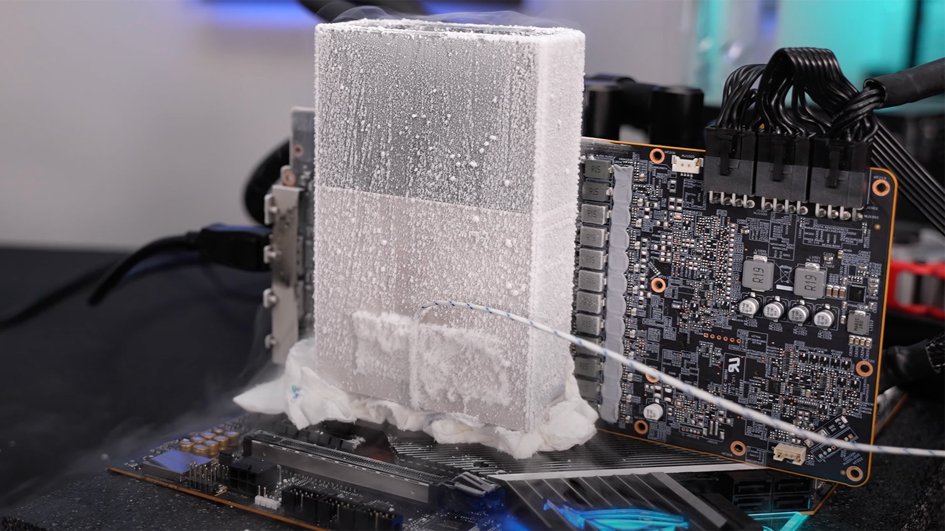 VGA Radeon RX 6900 XT được ép xung lên 3,2 GHz, xác lập kỷ lục thế giới