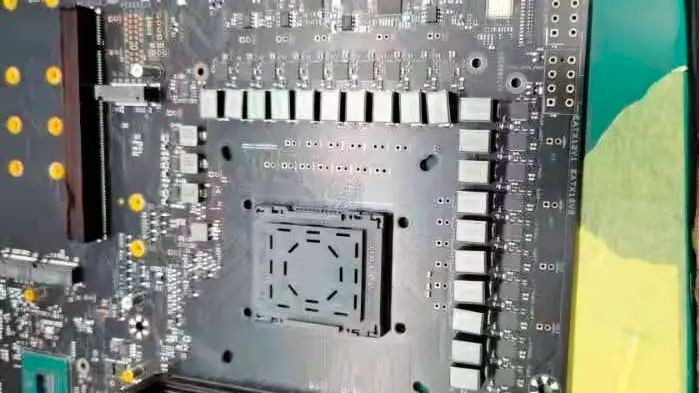 Rò rỉ bo mạch chủ Z690 cao cấp dành cho CPU Alder Lake thế hệ thứ 12 sắp ra mắt của Intel