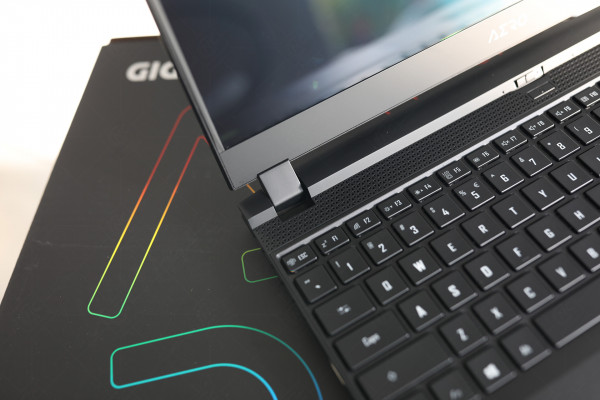 Laptop Gigabyte AERO 15 OLED XD 73S1624GH (i7-11800H/15.6-UHD/RTX-3070-8GB/RAM-16GB/SSD-1TB/Win10)