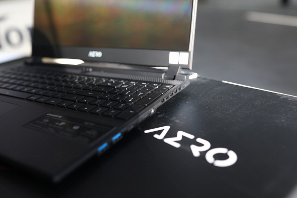 Laptop Gigabyte AERO 15 OLED XD 73S1624GH (i7-11800H/15.6-UHD/RTX-3070-8GB/RAM-16GB/SSD-1TB/Win10)