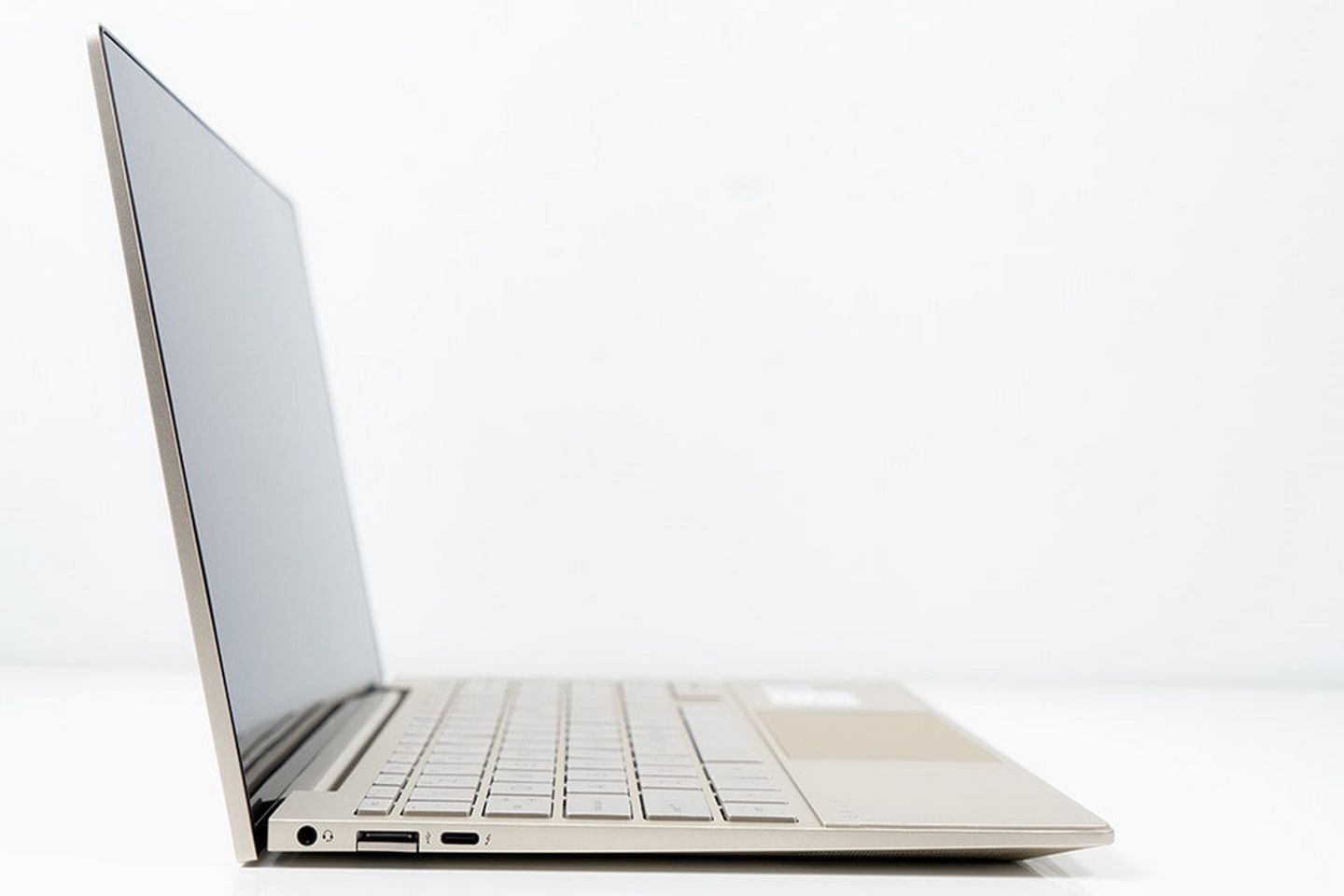 Laptop HP Envy 13-ba1028TU 2K0B2PA có thiết kế bản lề tự nâng