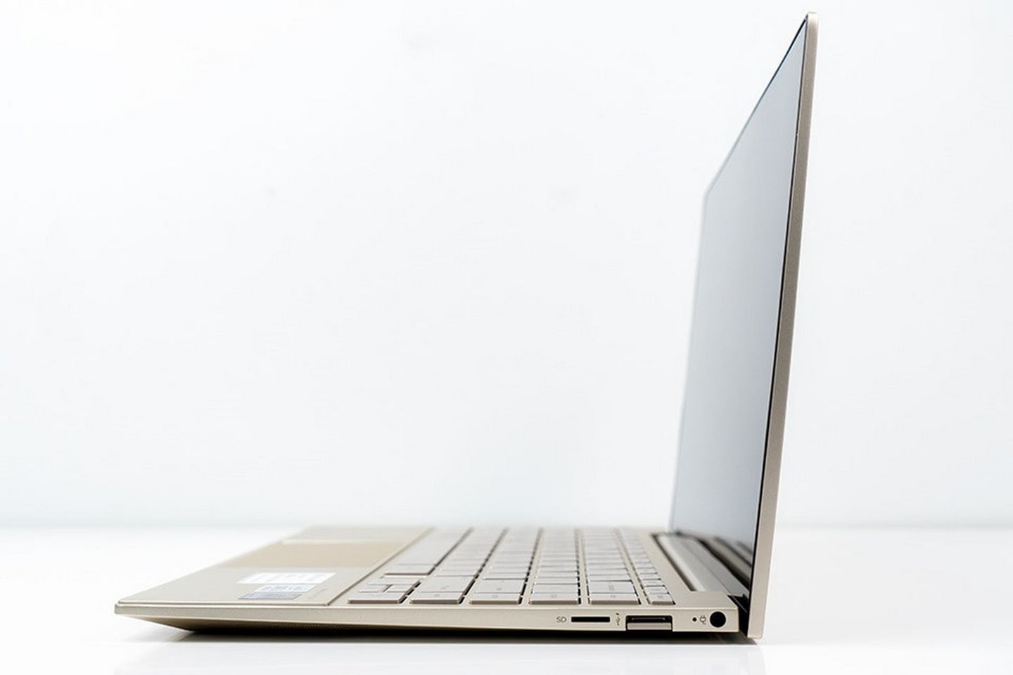 Laptop HP Envy 13-ba1030TU 2K0B6PA có thiết kế bản lề tự nâng