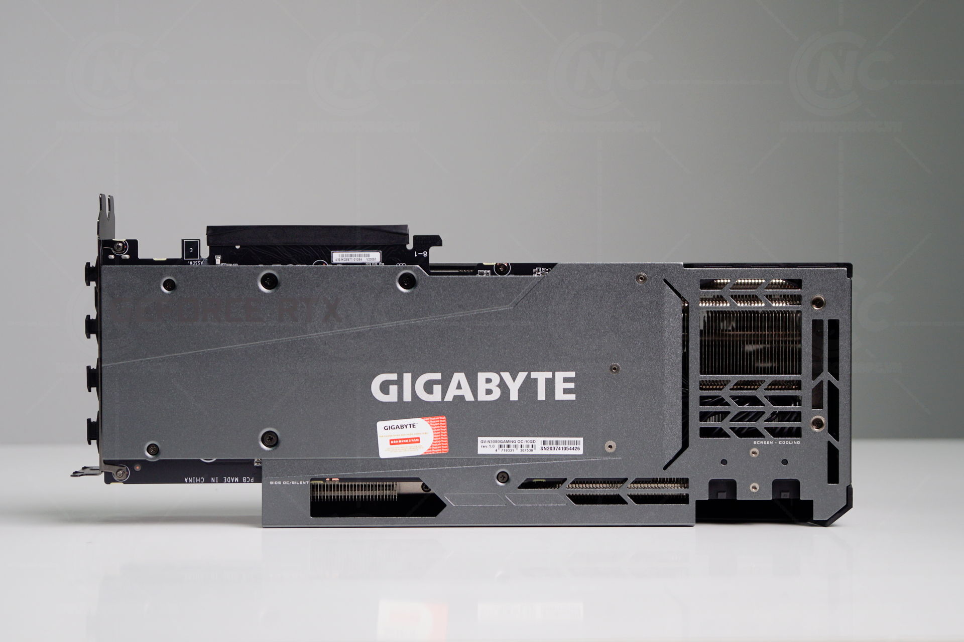 Tấm ốp lưng kim loại của card đồ họa Gigabyte RTX 3080 GAMING OC 10G