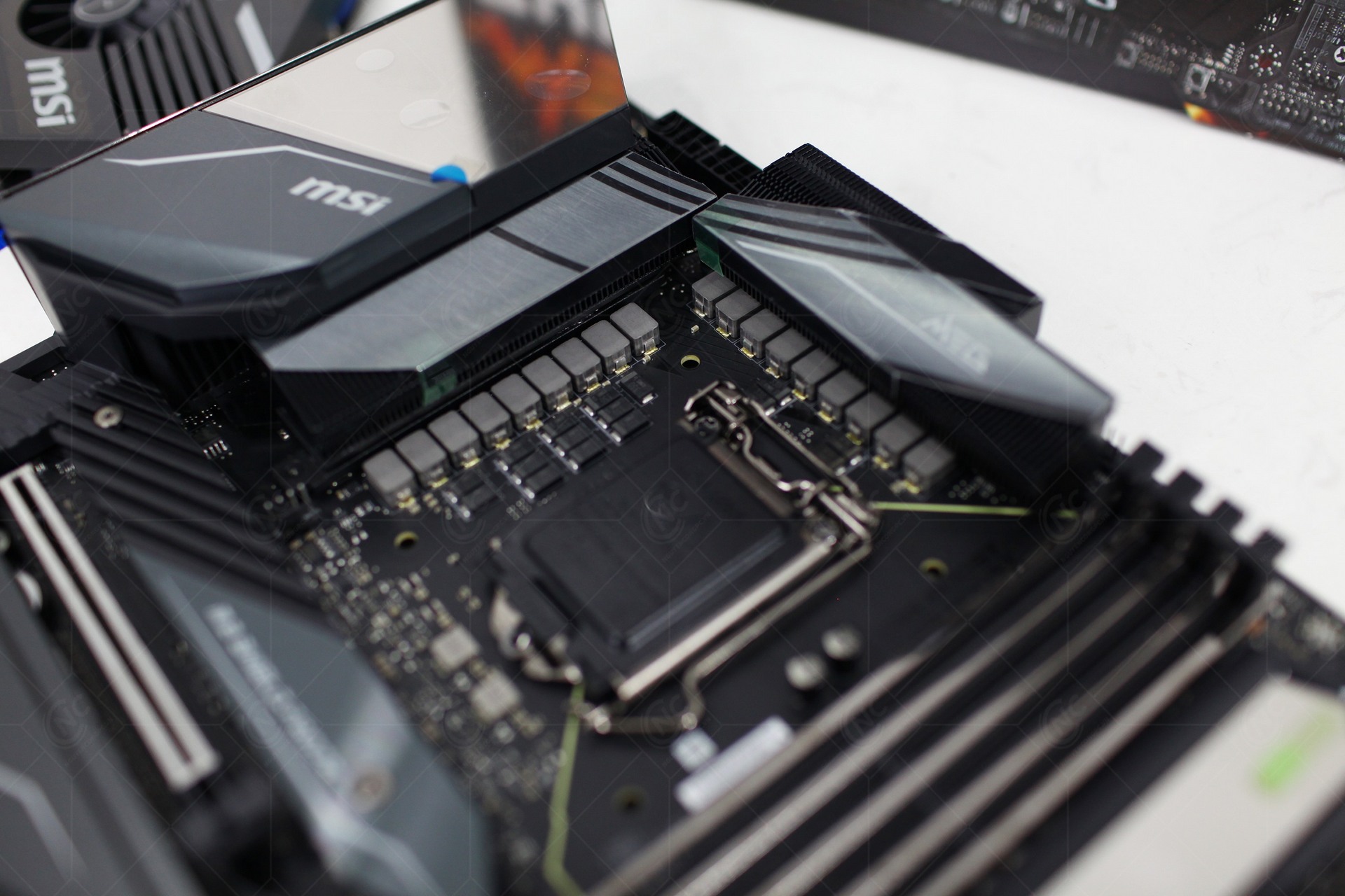 Hỗ trợ bộ vi xử lý Intel thế hệ thứ 10 Socket LGA1200