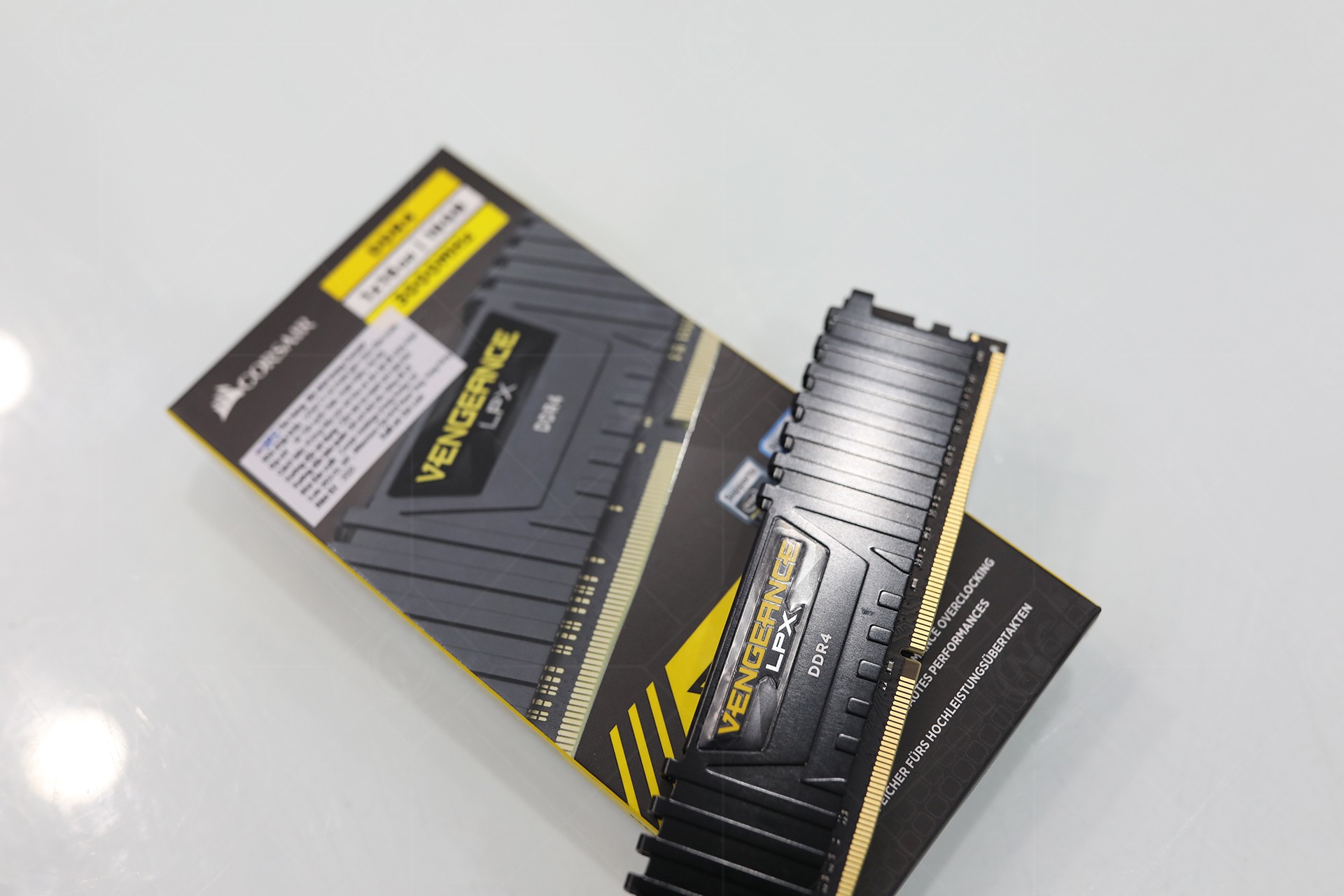 Corsair Vengeance LPX 8GB (1x8GB) 3000MHz Black được xây dựng từ một PCB hiệu suất