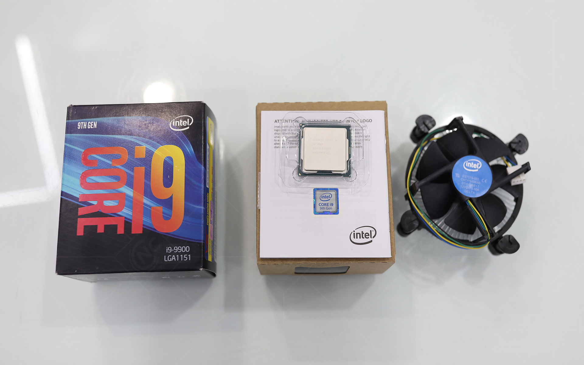 CPU Intel Core i9-9900 được xuất sưởng với bộ tản nhiệt đi kèm